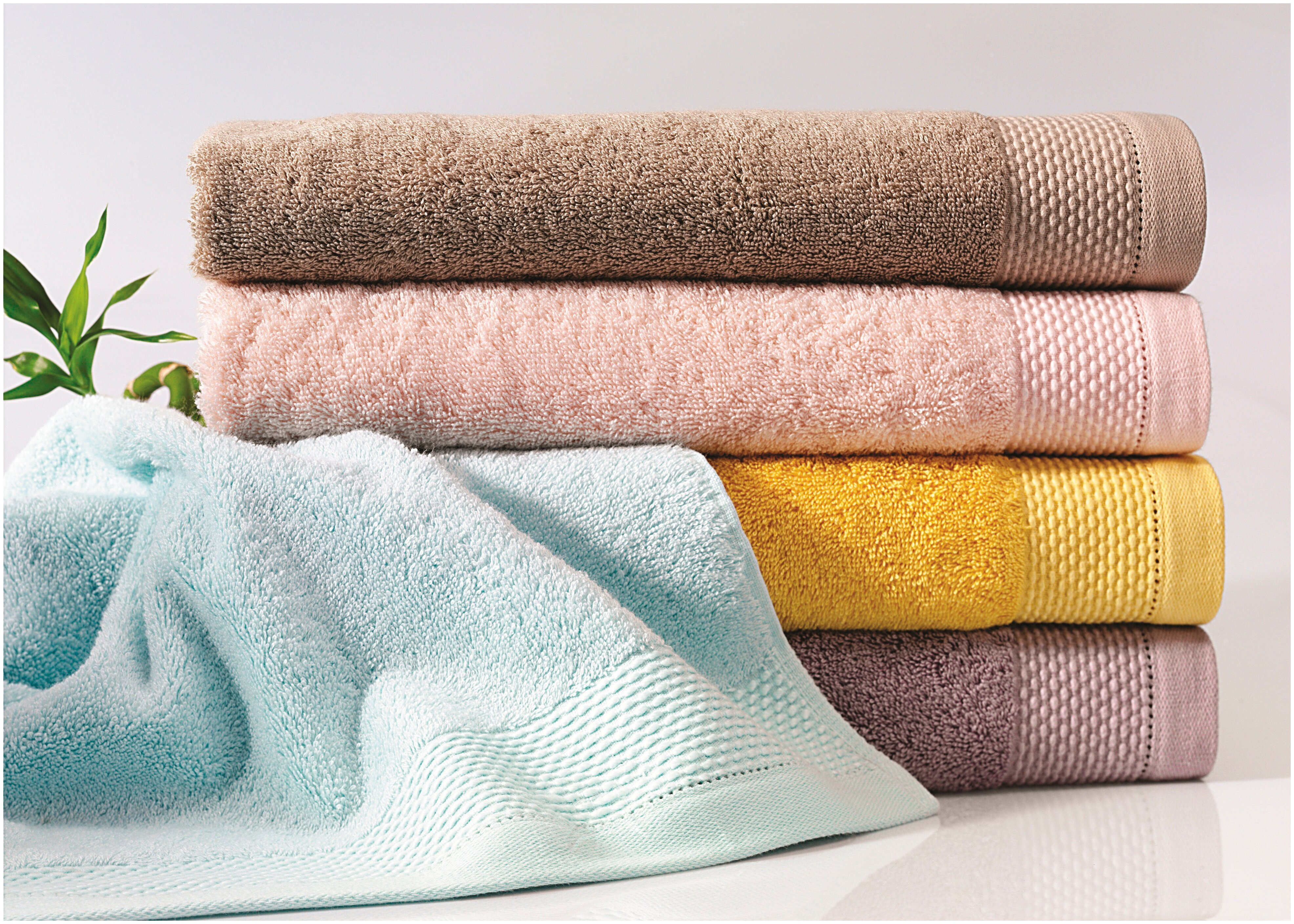 Полотенце на кровати. Soft Cotton Havlu. Стопка полотенец. Мягкие полотенца. Красивые полотенца.